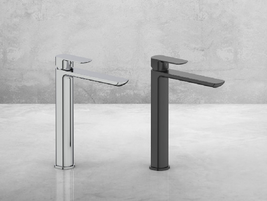Cascata in ottone moderna, vasca a pianta alta, rubinetto caldo e freddo regolabile per il bagno.