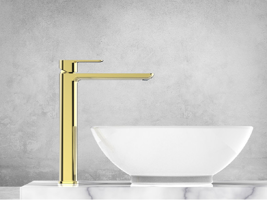 Cascata in ottone moderna, vasca a pianta alta, rubinetto caldo e freddo regolabile per il bagno.
